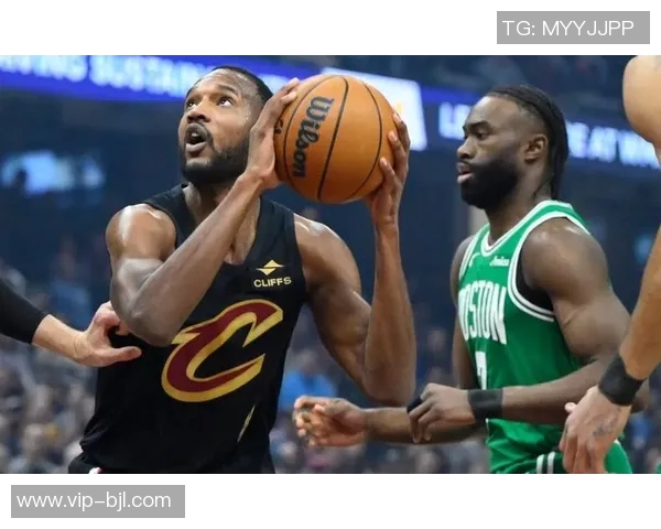 莫布里展现全能进攻能力接队友传球后外线三分精准命中