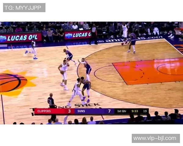 布克半场展现得分能力9投4中贡献14分2板5助表现抢眼